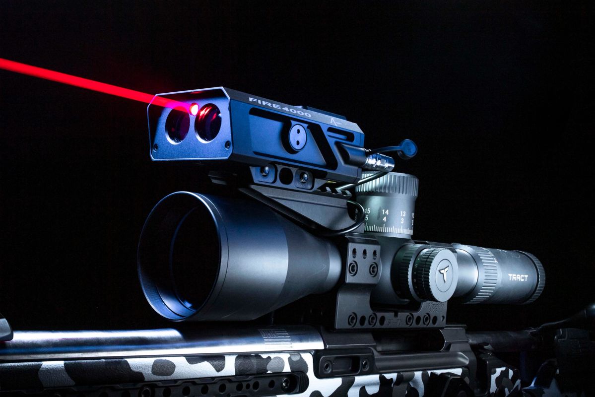 Tangoinnos FIRE4000 mounted above a scope, manufacturer reference photograph.